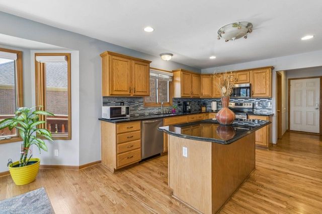 52688 Clinton Oak Lane, Shelby Twp, MI 48316