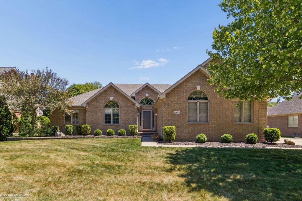 52688 Clinton Oak Lane, Shelby Twp, MI 48316