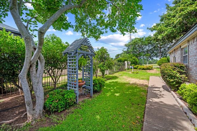 1812 Realistic Court, Bedford, TX 76021