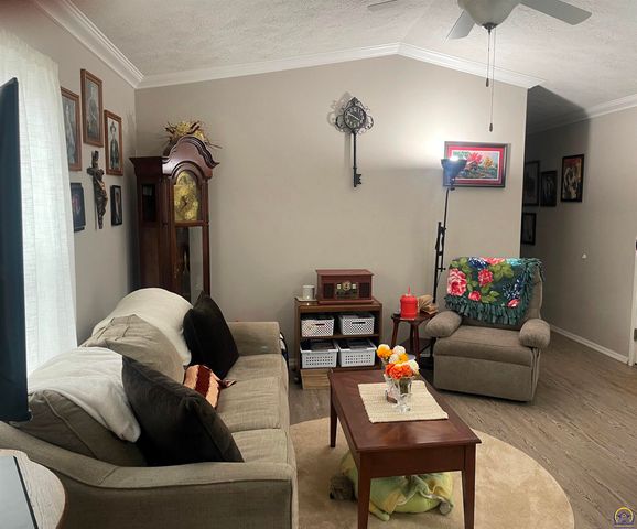 123 SE 46th CT, Topeka, KS 66609