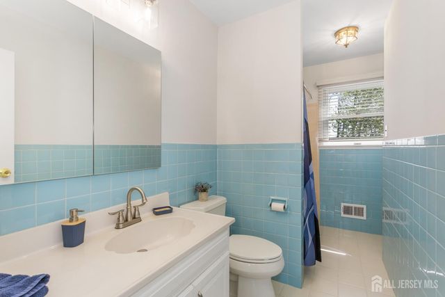 15 Pinho Avenue, Carteret, NJ 07008