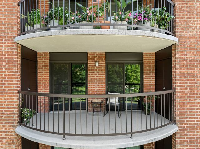1605 E Central Road 211B, Arlington Heights, IL 60005