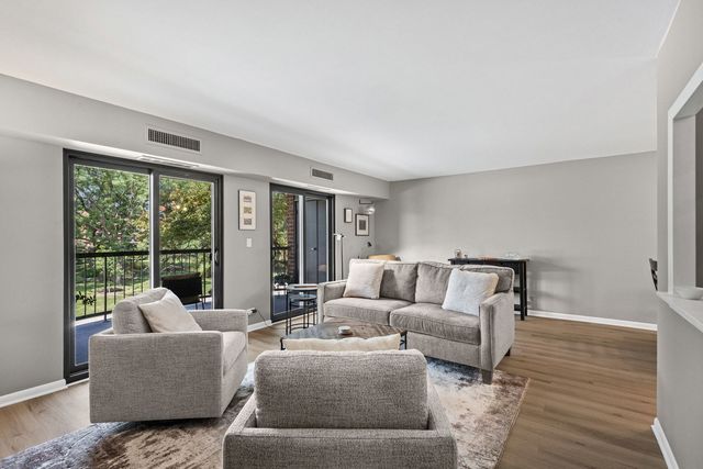 1605 E Central Road 211B, Arlington Heights, IL 60005
