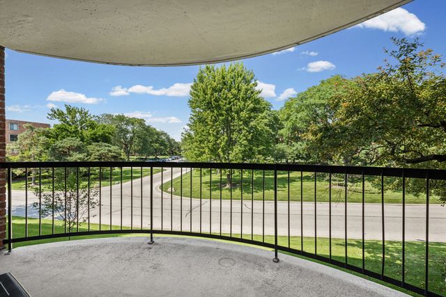 1605 E Central Road 211B, Arlington Heights, IL 60005