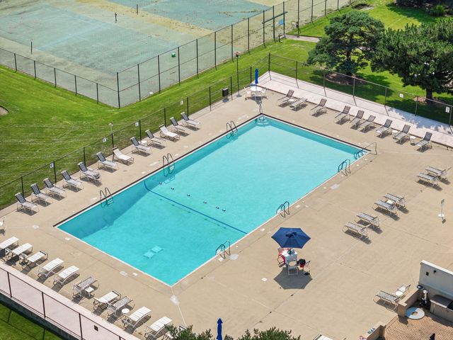 1605 E Central Road 211B, Arlington Heights, IL 60005