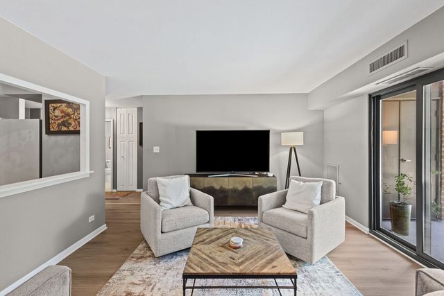 1605 E Central Road 211B, Arlington Heights, IL 60005