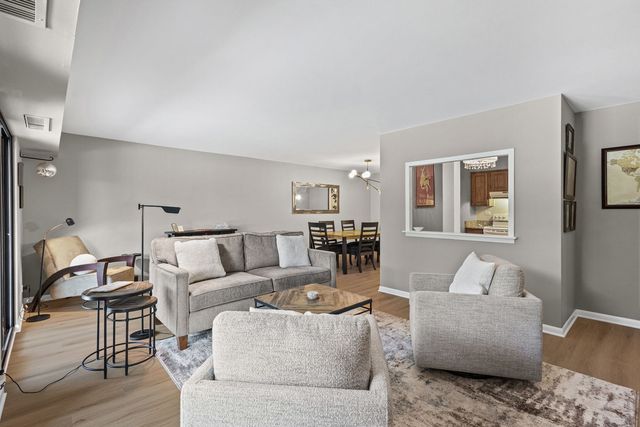 1605 E Central Road 211B, Arlington Heights, IL 60005