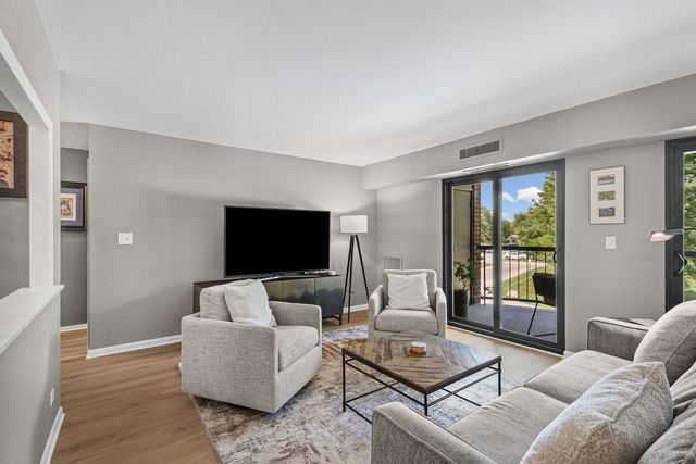 1605 E Central Road 211B, Arlington Heights, IL 60005