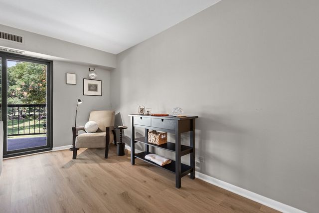 1605 E Central Road 211B, Arlington Heights, IL 60005