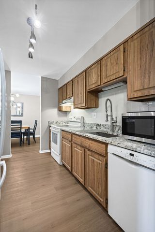 1605 E Central Road 211B, Arlington Heights, IL 60005