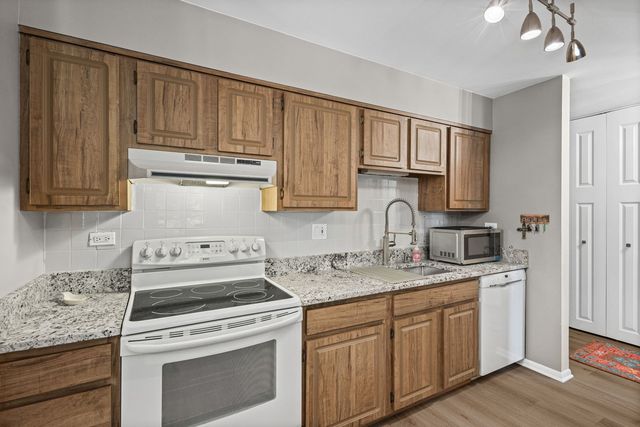 1605 E Central Road 211B, Arlington Heights, IL 60005