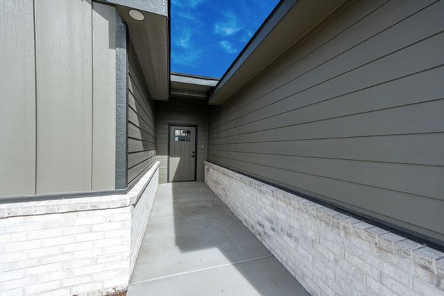 526 Elmwood St, Park City, KS 67147