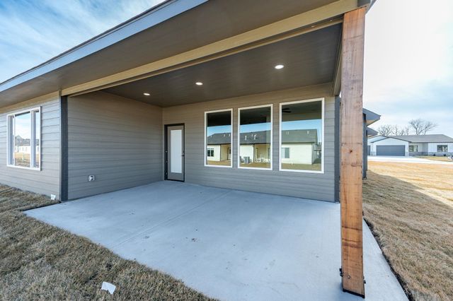 526 Elmwood St, Park City, KS 67147