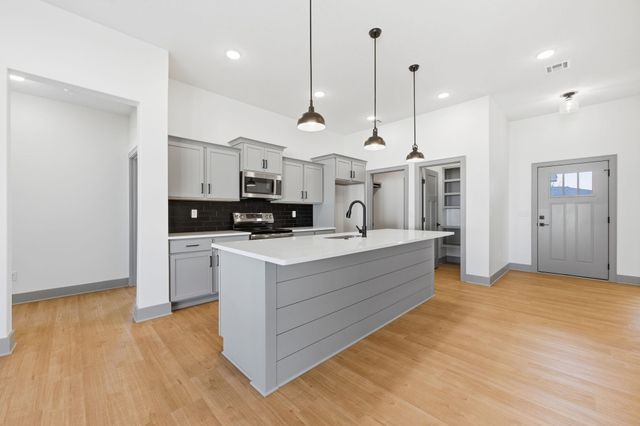 526 Elmwood St, Park City, KS 67147