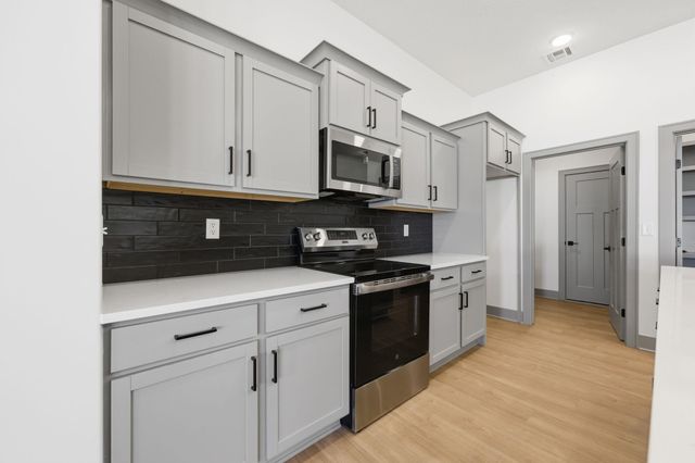 526 Elmwood St, Park City, KS 67147