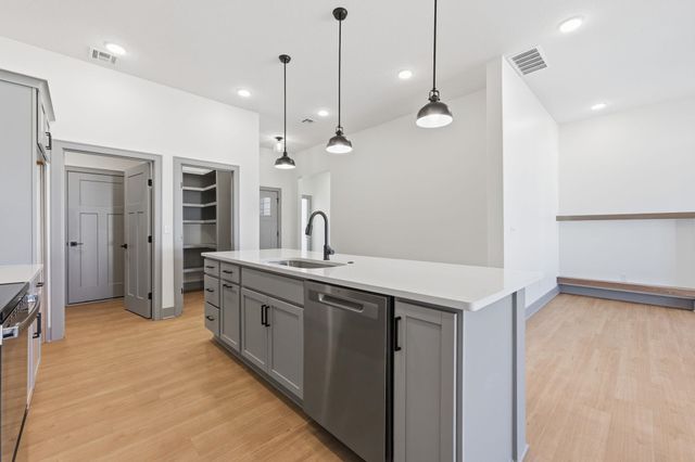 526 Elmwood St, Park City, KS 67147