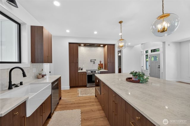 13820 Military Road E, Puyallup, WA 98374