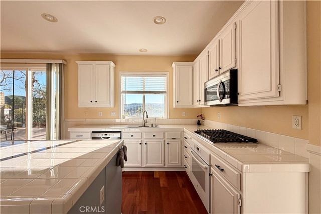 28410 Agajanian, Saugus, CA 91390