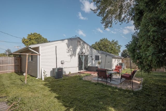 100 FAIRWOOD Drive, Bolingbrook, IL 60440