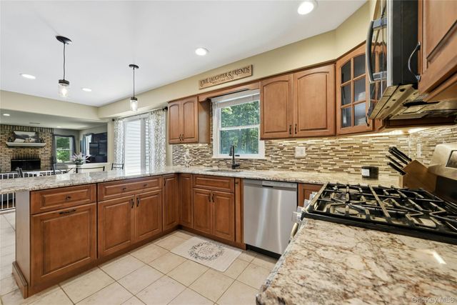 21 Tallmadge Trail, Miller Place, NY 11764