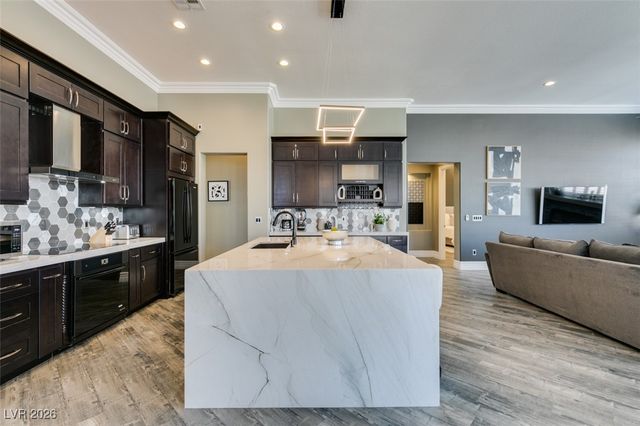 394 Highland Hills Court, Las Vegas, NV 89148