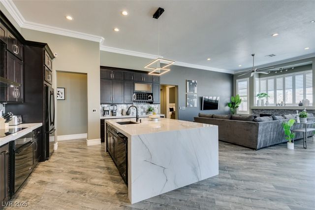 394 Highland Hills Court, Las Vegas, NV 89148