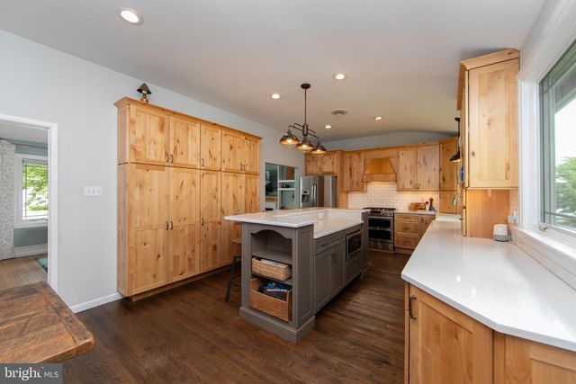 157 S BRENTWOOD DR, Mount Laurel, NJ 08054