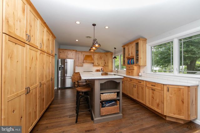 157 S BRENTWOOD DR, Mount Laurel, NJ 08054