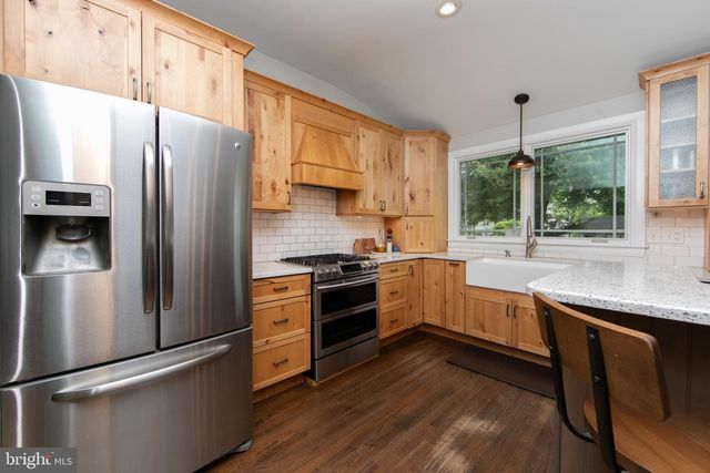 157 S BRENTWOOD DR, Mount Laurel, NJ 08054