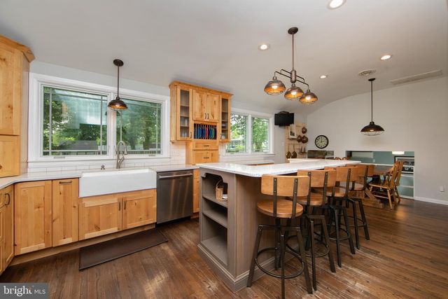 157 S BRENTWOOD DR, Mount Laurel, NJ 08054