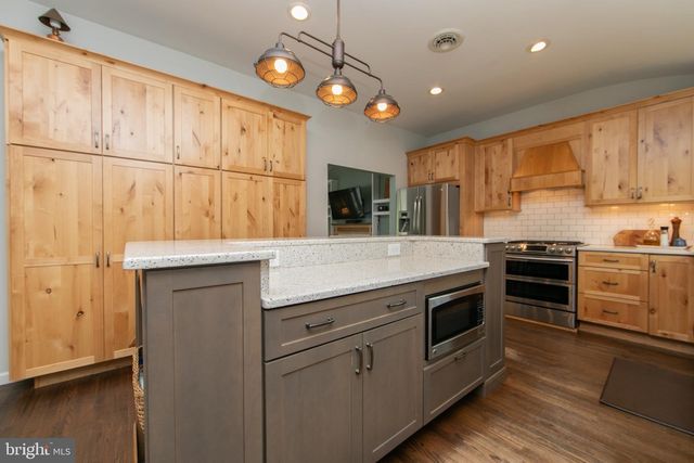 157 S BRENTWOOD DR, Mount Laurel, NJ 08054
