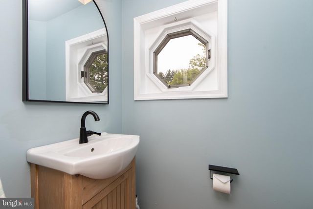 157 S BRENTWOOD DR, Mount Laurel, NJ 08054