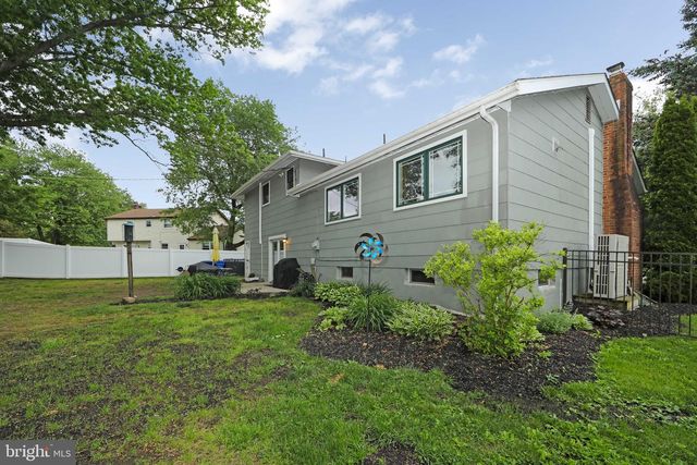 157 S BRENTWOOD DR, Mount Laurel, NJ 08054