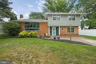 157 S BRENTWOOD DR, Mount Laurel, NJ 08054
