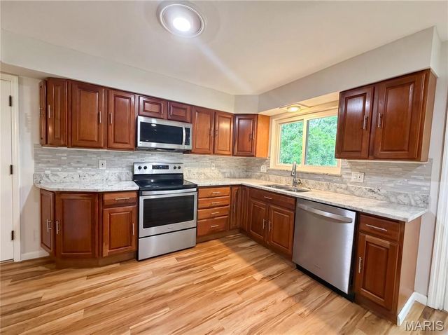 207 Renaldo Drive, Chesterfield, MO 63017