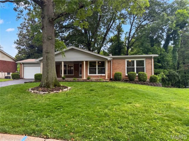 207 Renaldo Drive, Chesterfield, MO 63017
