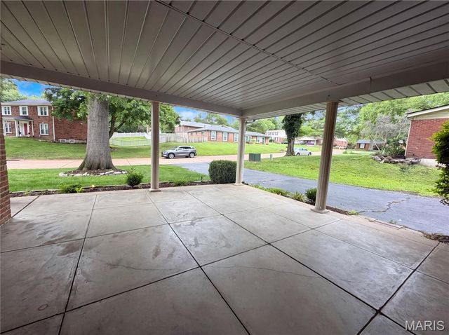 207 Renaldo Drive, Chesterfield, MO 63017