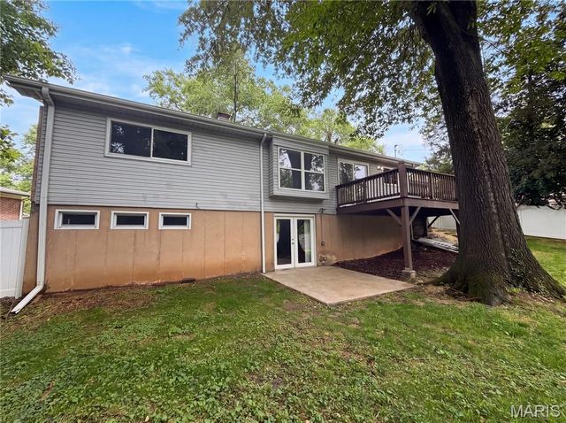 207 Renaldo Drive, Chesterfield, MO 63017