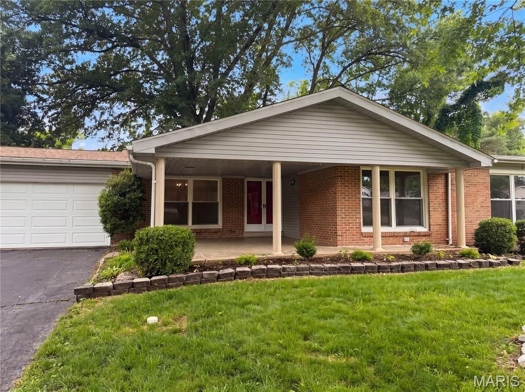 207 Renaldo Drive, Chesterfield, MO 63017
