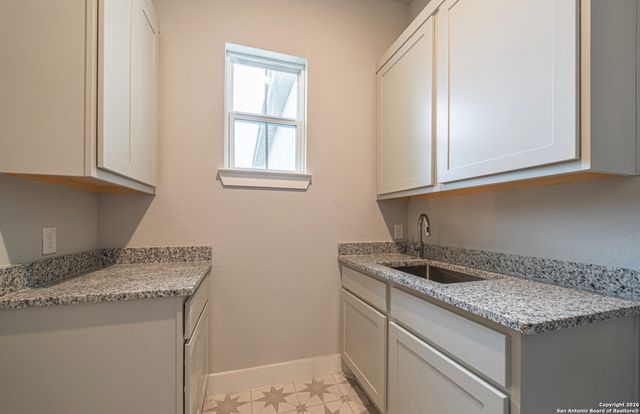 302 Venado Oaks, Castroville, TX 78009