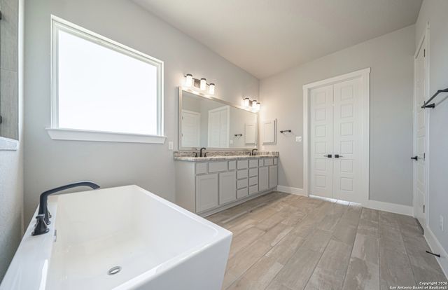 302 Venado Oaks, Castroville, TX 78009