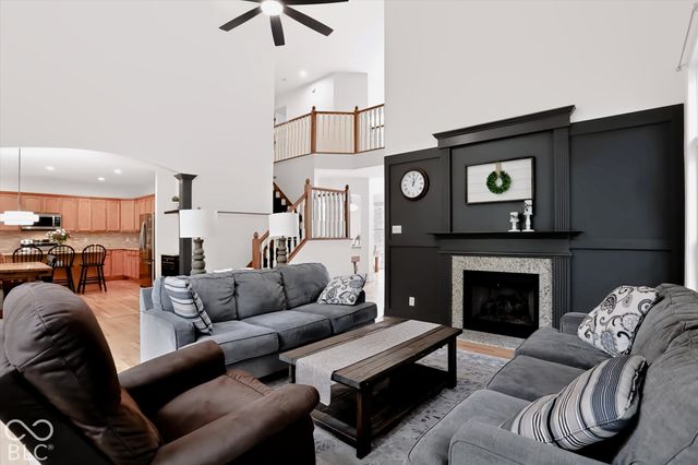 1040 Sullivans Ridge, Zionsville, IN 46077