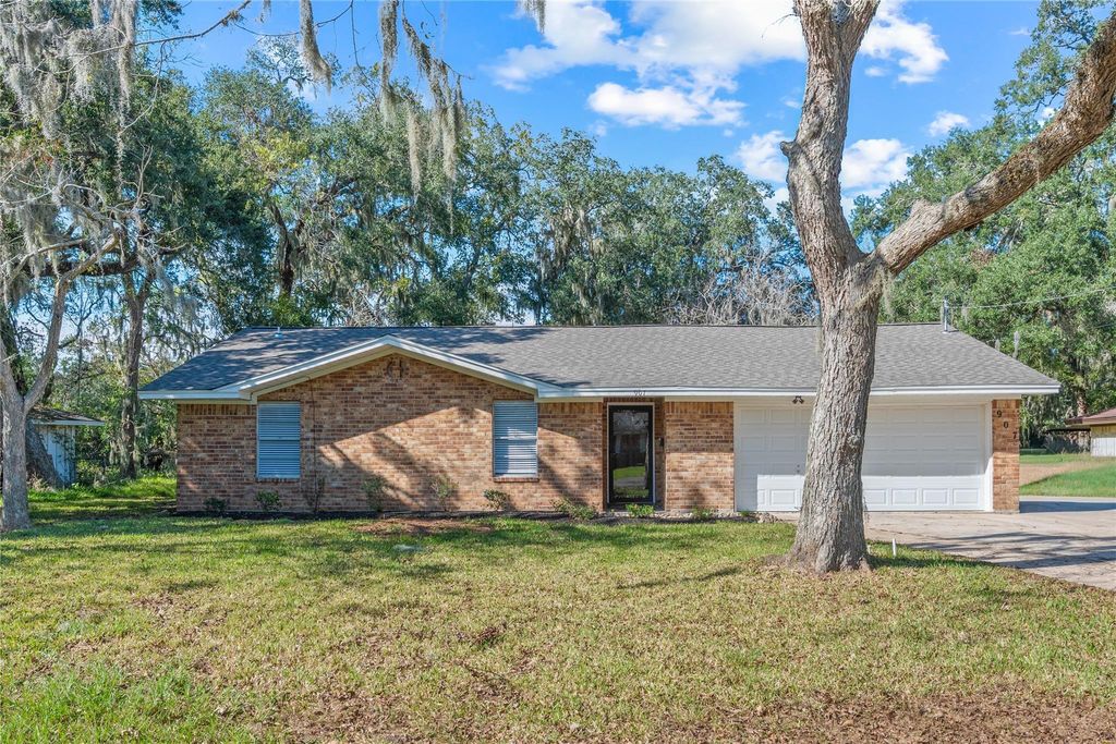 907 Avenue B, Sweeny, TX 77480