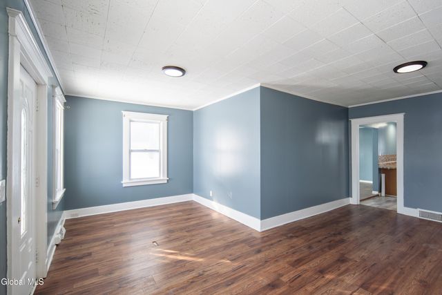 6 Utica Avenue, Colonie, NY 12110