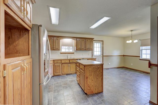 1211 E Airport Drive, Carthage, MO 64836