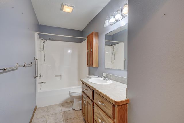 1211 E Airport Drive, Carthage, MO 64836