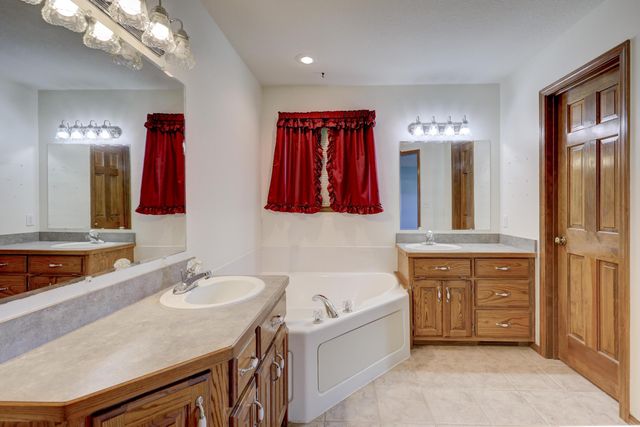 1211 E Airport Drive, Carthage, MO 64836