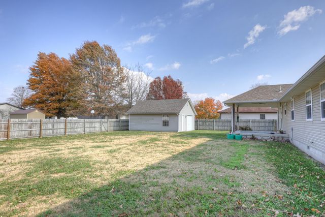 1211 E Airport Drive, Carthage, MO 64836
