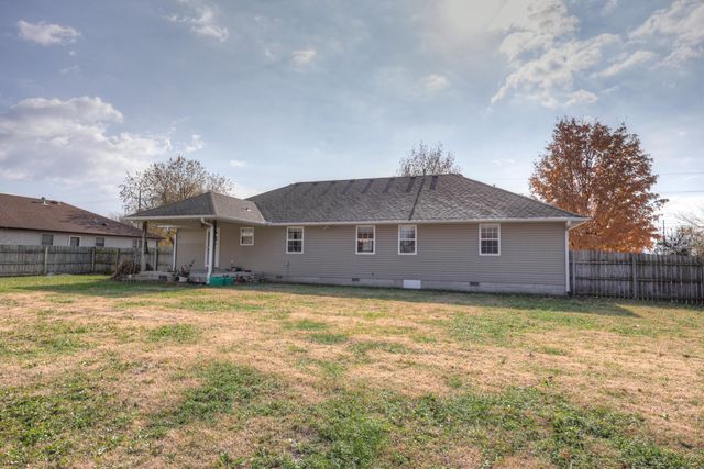 1211 E Airport Drive, Carthage, MO 64836