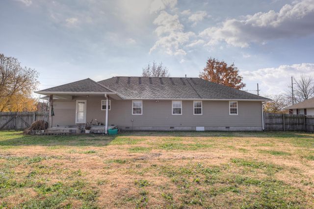 1211 E Airport Drive, Carthage, MO 64836